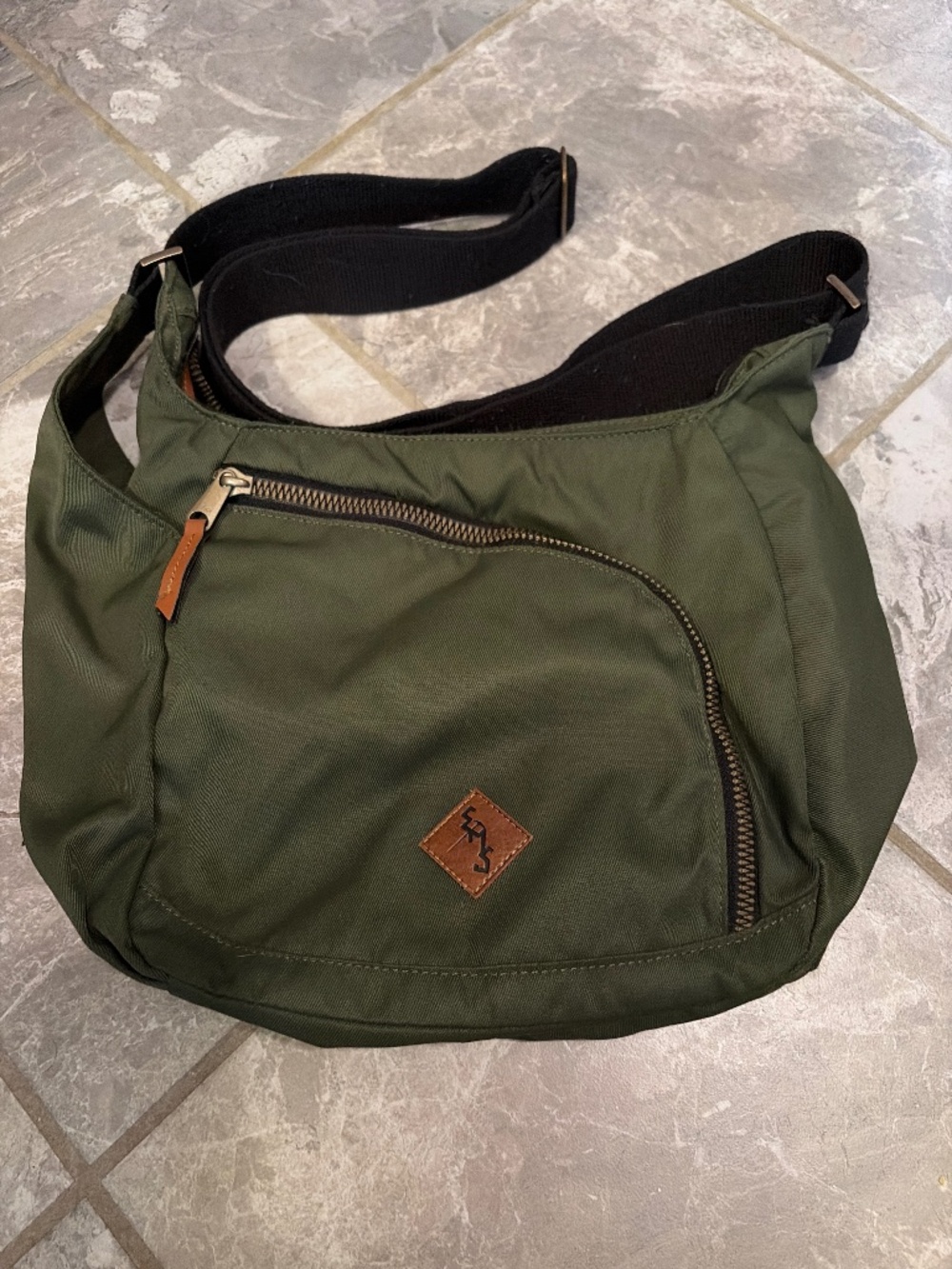 EMS EASTERN MOUNTAIN SPORTS CROSS BODY